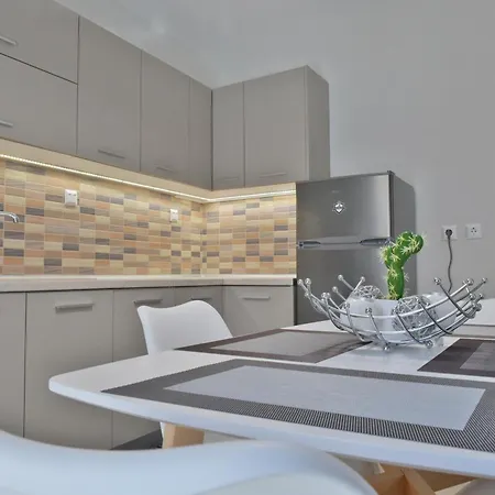 Poli's Luxury @ N. Moudania Apartment