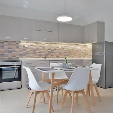 Poli's Luxury @ N. Moudania Apartment